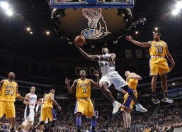 斗球体育直播-美媒晒布伦森单挑片段，拜佛接背运拉回直接干拔完成跳投三分，展现极致个人技术